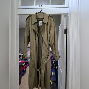 London Towne Mens Trench Coat Like New 42R Extra Button, Zip Inside.